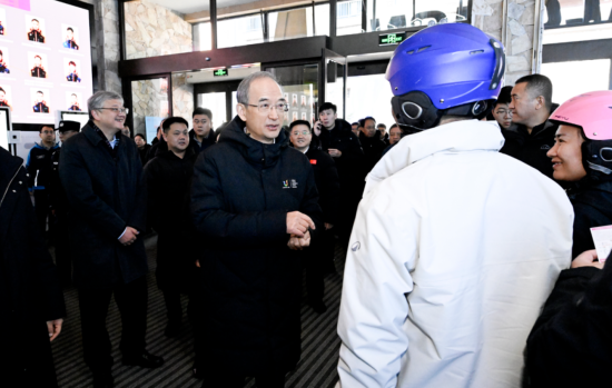 11��22��������ʡ2025-2026��ѩ���_���ߵ�31�ü����Fڡ��ѩ��(ji��)�_Ļʽ�ڼ����������ɻ����ȼم^(q��)�e����ʡί��ӛ�S����ѩ�ߴ�d�c��ʡ�ο��H�н�����