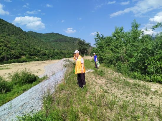 清理河道垃圾 和龍市委宣傳部/供圖 清理河道垃圾 和龍市委宣傳部/供圖