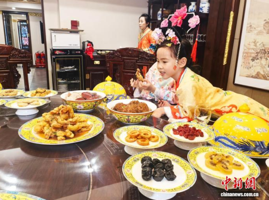 2��5��������ʡ�������������M����Сʳ��Ʒ�L���M��˴��롱����������ӛ�� ʯ���� �z