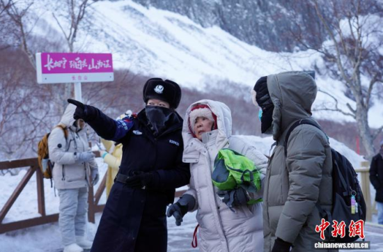 ���軨Ů�Ӿ���(w��)�(du��)���ڜ�Ȫ�V��(ch��ng)���ο�ָ�����[·�������w�� �z