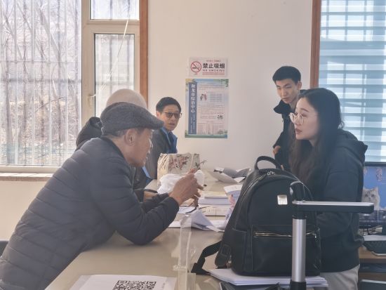 受理業(yè)務發(fā)放明白卡 和龍市委宣傳部/供圖 受理業(yè)務發(fā)放明白卡 和龍市委宣傳部/供圖