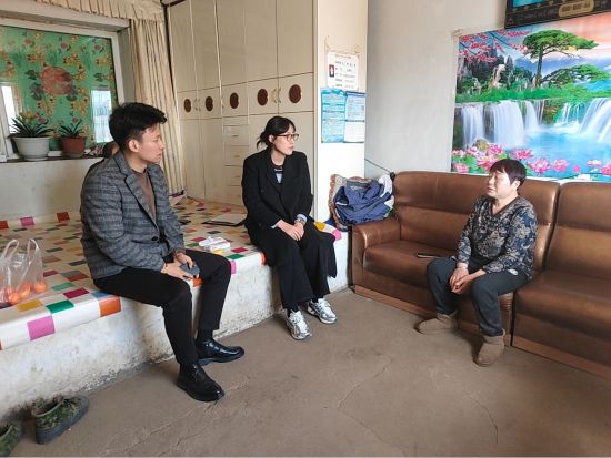 入戶動態(tài)摸排 和龍市委宣傳部/供圖 入戶動態(tài)摸排 和龍市委宣傳部/供圖