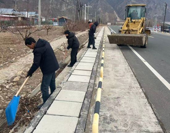 圖二:開(kāi)展環(huán)境整治_副本 和龍市委宣傳部/供圖 圖二:開(kāi)展環(huán)境整治_副本 和龍市委宣傳部/供圖