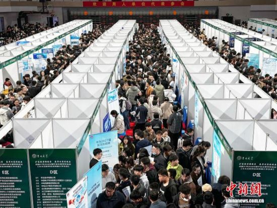 3��27���������L(zh��ng)�������ִ�W(xu��)��Ƹ�F(xi��n)��(ch��ng)ʮ�ֻ𱬡����� �z