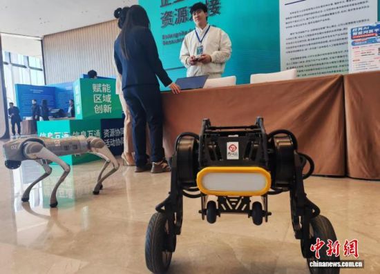 һ�ҿƼ���I(y��)չʾ�ęC���ˮa(ch��n)Ʒ����� �z